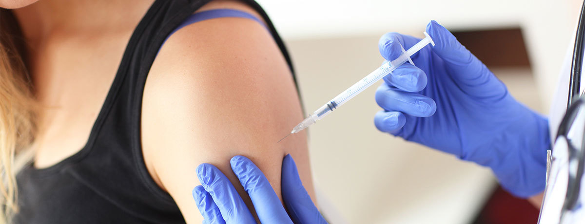 Как пережить период между первой и второй вакцинацией от COVID-19?