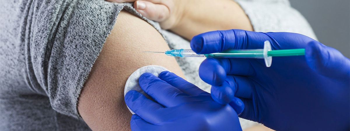 Врач объяснил, кому обязательно вакцинироваться от коронавируса