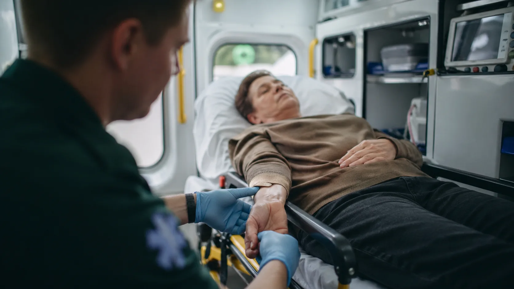 Пациент в машине скорой помощи