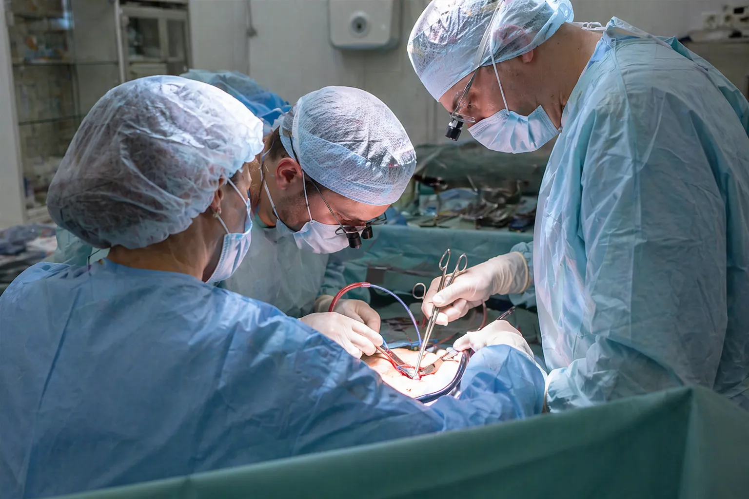 Врачи проводят операцию